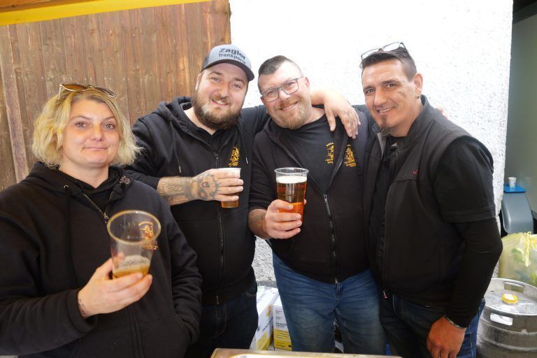 Die Guggamusig Schneggahüsler sorgte für eine reibungslose Bewirtung. - Hof- und Kartoffelfest bei Tschabruns - Hoffest, Tschabrun