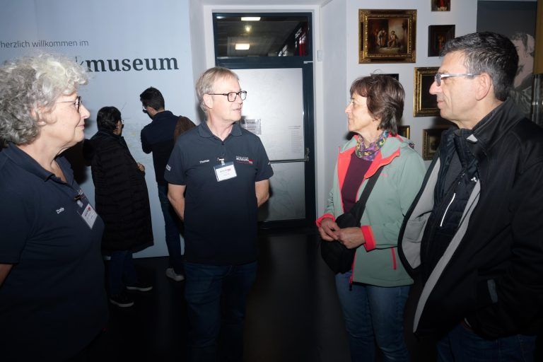 Gemeindearchivar Thomas Welte präsentierte den Museumsbesuchern das Tabakmuseum. - Lange Nacht der Museen in der Vorarlberger Museumswelt - Museumswelt