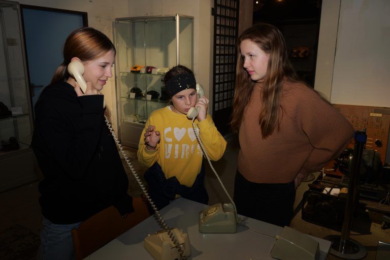 Lilly, Lina und Mia mit alten Telefonen. - Lange Nacht der Museen in der Vorarlberger Museumswelt - Museumswelt