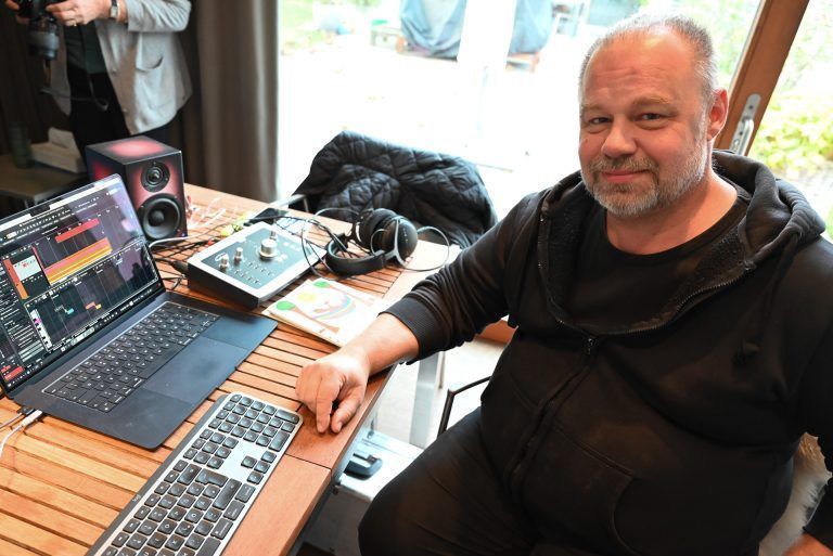 Walter Till arrangiert jedes einzelne Lied mit verschiedensten Instrumenten. - Familienprojekt aus Dialektliebe - Familienprojekt aus Dialektliebe