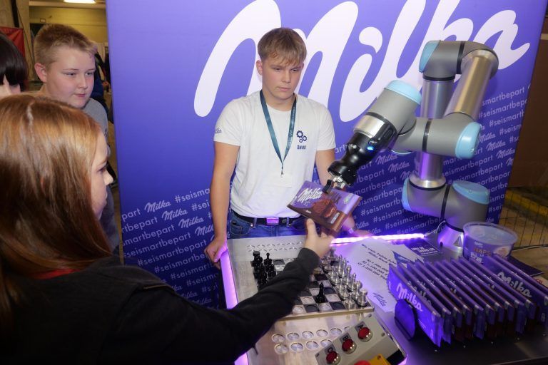 Der Roboter bei Milka spielte eine Schachpartie und gab zugleich Schokolade aus. - Lehrlingsmesse "Lehre im Walgau" voller Erfolg - Lehre im Walgau, Lehrlingsmesse