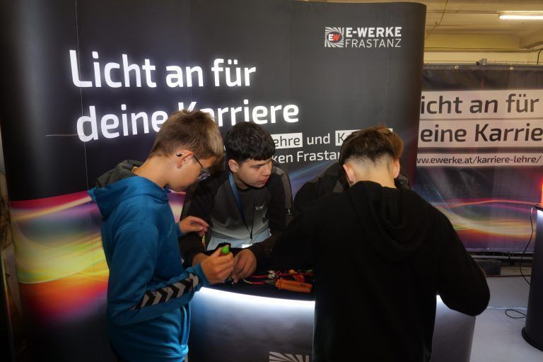 Auch die E-Werke Frastanz präsentierten ihr Lehrangebot. - Lehrlingsmesse "Lehre im Walgau" voller Erfolg - Lehre im Walgau, Lehrlingsmesse