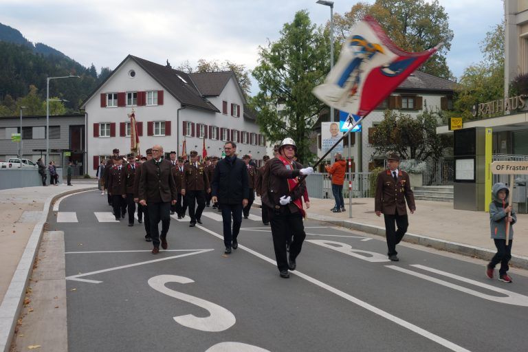 Feierlich zog die Feuerwehr Frastanz am Rathaus vorbei. - 125 Jahre Feuerwehr Frastanz - Feuerwehr