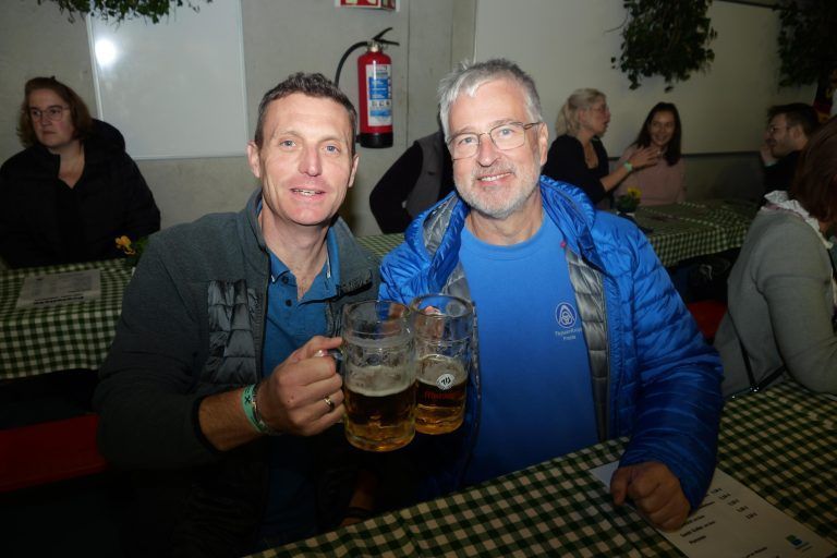 Robert Schöch und Armin Baumann genossen das Feuerwehrfest. - 125 Jahre Feuerwehr Frastanz - Feuerwehr