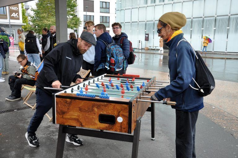 Passanten nutzten beim Stand der OJAD die Gelegenheit für eine kleine Tischfußball-Partie. - Finale "Kultur am Bahnhof"