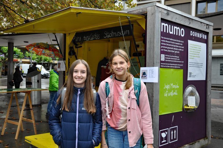 Etliche Schüler und Schülerinnen interessierten sich auf dem Nachhauseweg für Kultur am Bahnhof. - Finale "Kultur am Bahnhof"