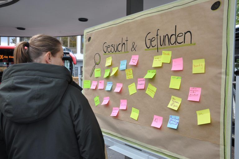 Young Caritas, Stadtmuseum und aha sammelten Dinge, die Passanten im Zug gefunden und verloren haben. - Finale "Kultur am Bahnhof"