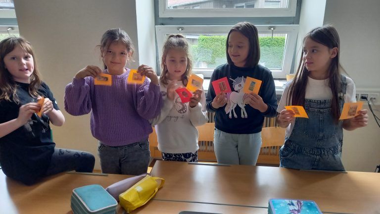 Auch die Kinder der VS Leopold hatten viel Spaß bei den Aktionen rund um das Kühlschrank-Jubiläum. - Jubiläum des Offenen Kühlschranks mit kreativen Aktionen gefeiert - Jubiläum des Offenen Kühlschranks mit kreativen Aktionen gefeiert