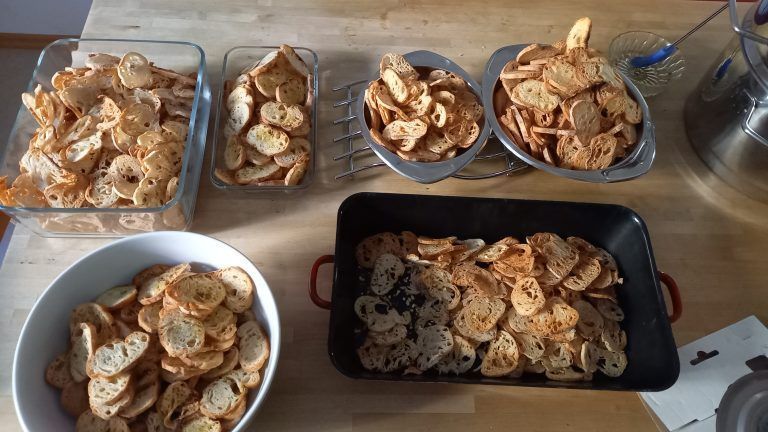 Die Brotchipsproduktion lief auf Hochtouren. - Jubiläum des Offenen Kühlschranks mit kreativen Aktionen gefeiert - Jubiläum des Offenen Kühlschranks mit kreativen Aktionen gefeiert