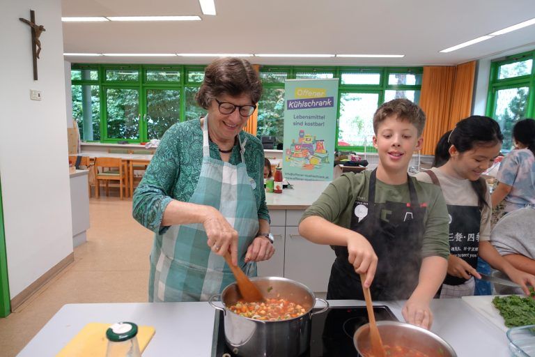 Ingrid Benedikt erklärte den Schüler*innen, warum Lebensmittelverschwendung ein großes Problem darstellt. - Jubiläum des Offenen Kühlschranks mit kreativen Aktionen gefeiert - Jubiläum des Offenen Kühlschranks mit kreativen Aktionen gefeiert