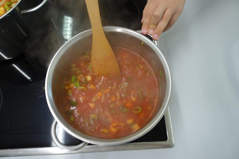 Die Ribollita brodelt im Topf – eine traditionelle Restesuppe aus Italien, zubereitet von den Schüler*innen der 3c. - Jubiläum des Offenen Kühlschranks mit kreativen Aktionen gefeiert - Jubiläum des Offenen Kühlschranks mit kreativen Aktionen gefeiert