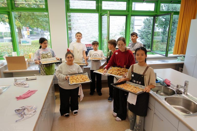 Stolz präsentierten die Schüler*innen ihre fertigen Produkte. - Jubiläum des Offenen Kühlschranks mit kreativen Aktionen gefeiert - Jubiläum des Offenen Kühlschranks mit kreativen Aktionen gefeiert