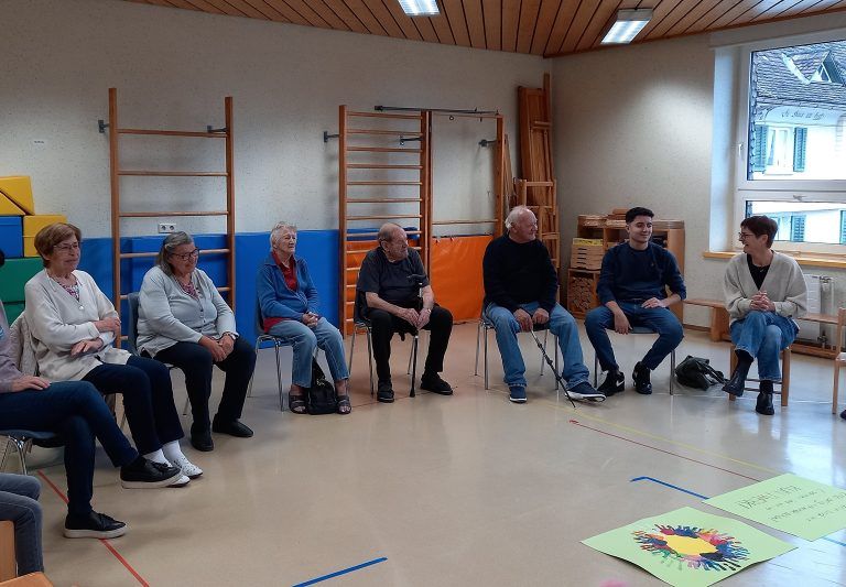 Gespannt warteten die Besucher aus der Senioren-WG im Turnsaal auf die Kinder. - Ein Generationenprojekt, das alle begeistert - Generationenprojekt Kindergarten Mittelfeld