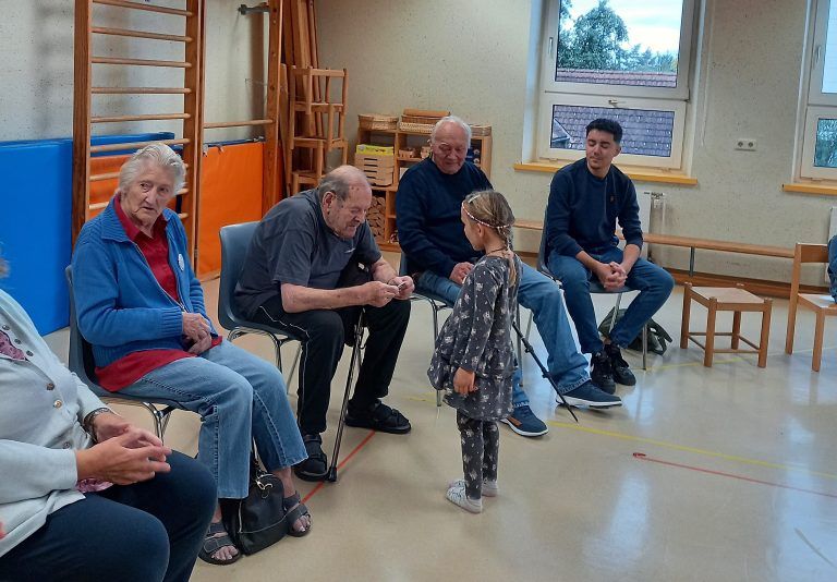 Jung und Alt zeigten keinerlei Berührungsängste. - Ein Generationenprojekt, das alle begeistert - Generationenprojekt Kindergarten Mittelfeld