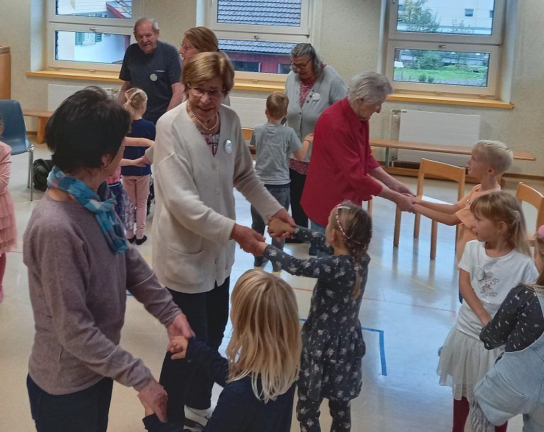Gemeinsamt wurde getanzt und gelacht. - Ein Generationenprojekt, das alle begeistert - Generationenprojekt Kindergarten Mittelfeld