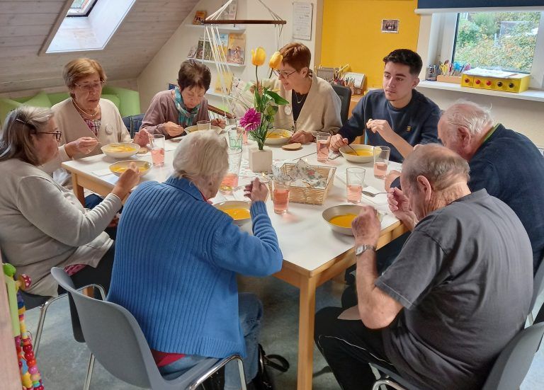 Im Anschluss genossen alle miteinander die selbstgemachte Kürbissuppe. - Ein Generationenprojekt, das alle begeistert - Generationenprojekt Kindergarten Mittelfeld