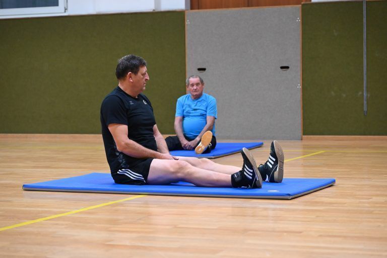 Gerd Neururer leitet die Gymnastikgruppe vor dem Fußballspiel. - Ein Leben lang Sport gemacht - Ein Leben lang Sport gemacht