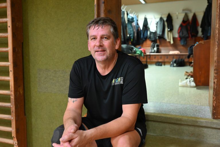 Christian Kainz (53) ist einer der jüngsten in der Runde. Er hat früher Eishockey gespielt und kommt nun gerne zum Fußballspielen. - Ein Leben lang Sport gemacht - Ein Leben lang Sport gemacht