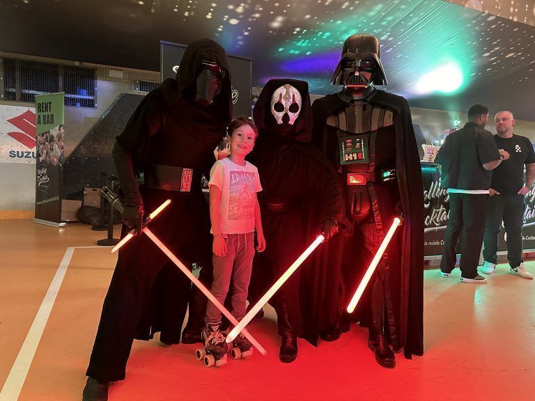 Begehrte Schnappschüsse mit den Cosplayern. - Eine Zeitreise für alle Generationen - Roller Disco Stadthalle