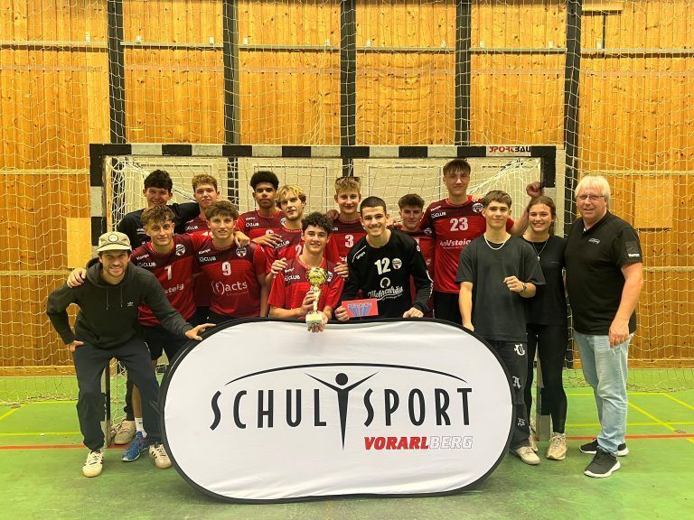 So sehen Sieger aus! Die Jungs der HAK/HAS Bregenz dominierten auch heuer die Schulolympics. - HAK/HAS Bregenz triumphiert bei den Handball-Schulolympics - HAK/HAS Bregenz triumphiert bei den Handball-Schulolympics