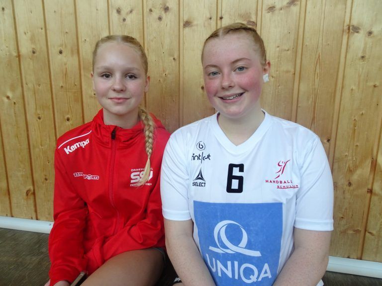 Vanessa Barfus und Freia Nußbaumer spielen im selben Verein, standen bei den Schulolympics aber als Gegnerinnen auf dem Platz. - HAK/HAS Bregenz triumphiert bei den Handball-Schulolympics - HAK/HAS Bregenz triumphiert bei den Handball-Schulolympics