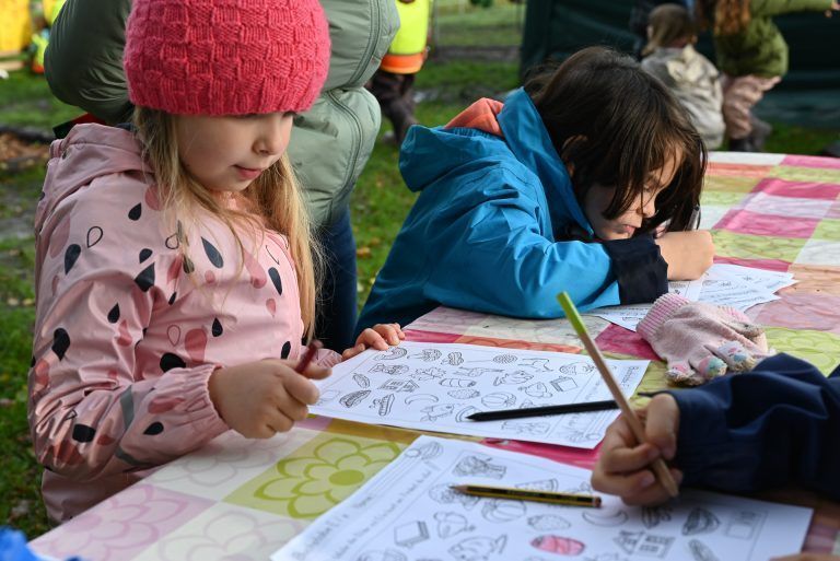 Das bereits Erlernte vertiefen die Kinder auf dem Bauernhoftag an verschiedenen Lernstationen. - Mit Tieren und an frischer Luft lernt‘s sich leichter - Mit Tieren und an frischer Luft lernt‘s sich leichter