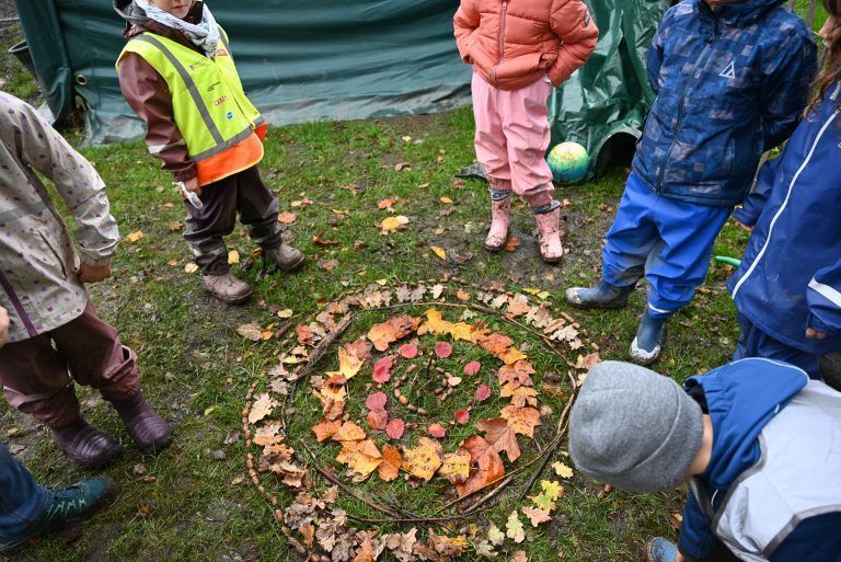Aus gesammelten Naturmaterialien haben sie ein Mandala gelegt. - Mit Tieren und an frischer Luft lernt‘s sich leichter - Mit Tieren und an frischer Luft lernt‘s sich leichter