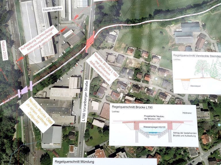 BU 5 BAUTAFELN: Eine große Bautafel informiert über das Hochwasserschutzprojekt Ruggbach, hier im Speziellen über die derzeit laufenden Baumaßnahmen im Rahmen der Erneuerung der Brücke L190 Vorarlberger Straße. - Hochwasserschutzprojekt Ruggbach: Erneuerung der Brücke L190 - Hochwasserschutzprojekt Ruggbach: Erneuerung der Brücke L190