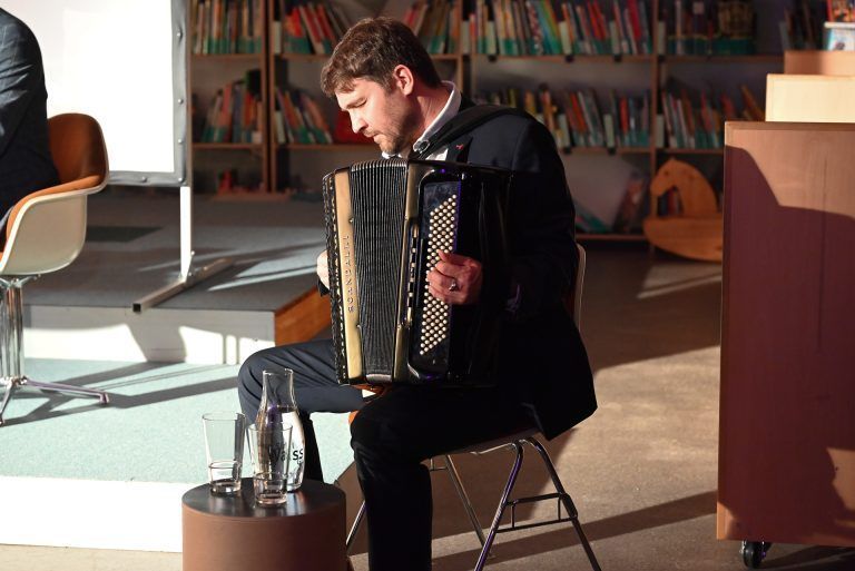 Musikalisch begleitet wurde sie von Denaj Krilic. - Mörderisch leckere Kriminacht - Mörderisch leckere Kriminacht