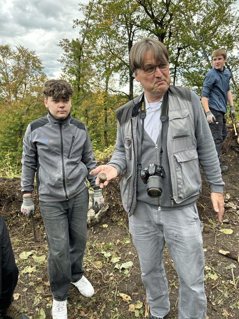 Ein Schüler fand einen Tonscherben aus dem 17. Jahrhundert. - PTS-Schüler auf Schloss Glopper