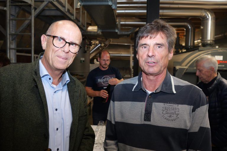 Walter Gohm und Werner Gerhard besichtigten die Anlage. - Biomasse-Heizwerk besichtigt - Biomasse