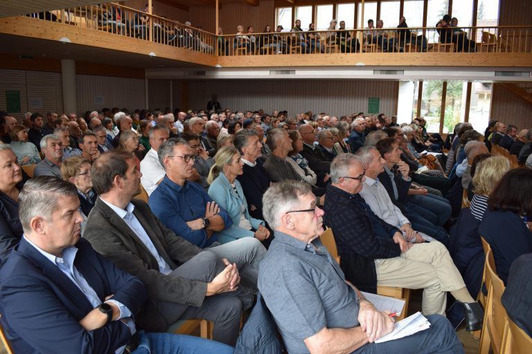 Rund 300 interessierte Teilnehmerinnen und Teilnehmer verfolgten interessiert die Landgespräche. - 7. Landgespräche Hittisau