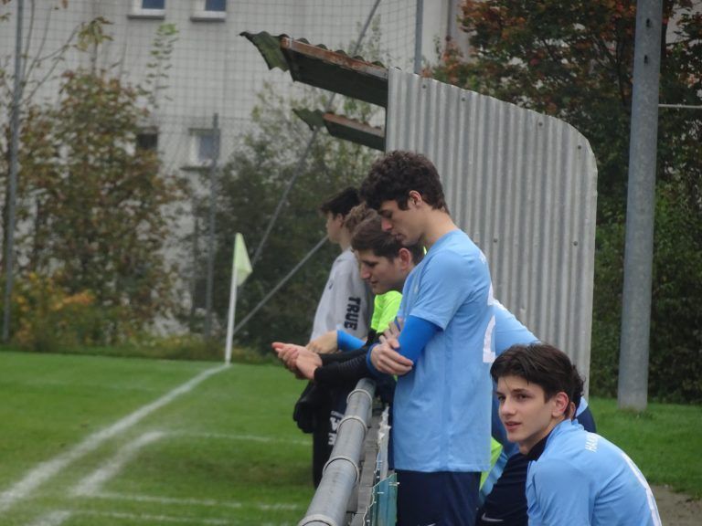 Am Spielfeldrand wurde mitgefiebert. - Spannung bis zur letzten Minute bei der Oberstufenfußball-Landesmeisterschaft - Vorrunde der Oberstufenfußball-Landesmeisterschaft