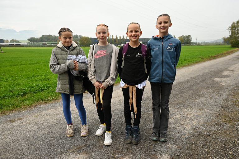 Eine Gruppe vom VRC St. Leonhard macht sich bereit zum Aufwärmen. - Anmutig, akrobatische Übungen hoch zu Ross - Anmutig, akrobatische Übungen hoch zu Ross