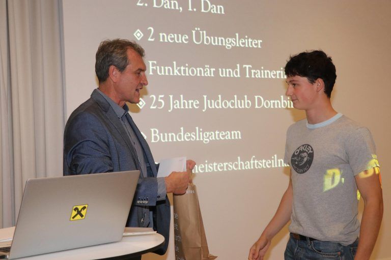 Feierlicher Moment bei der Ehrung für die tollen Erfolge der Nachwuchssportler. - Judoclub Dornbirn feiert sportliche Erfolge und personelle Veränderungen - JHV 2024 UJC Dornbirn