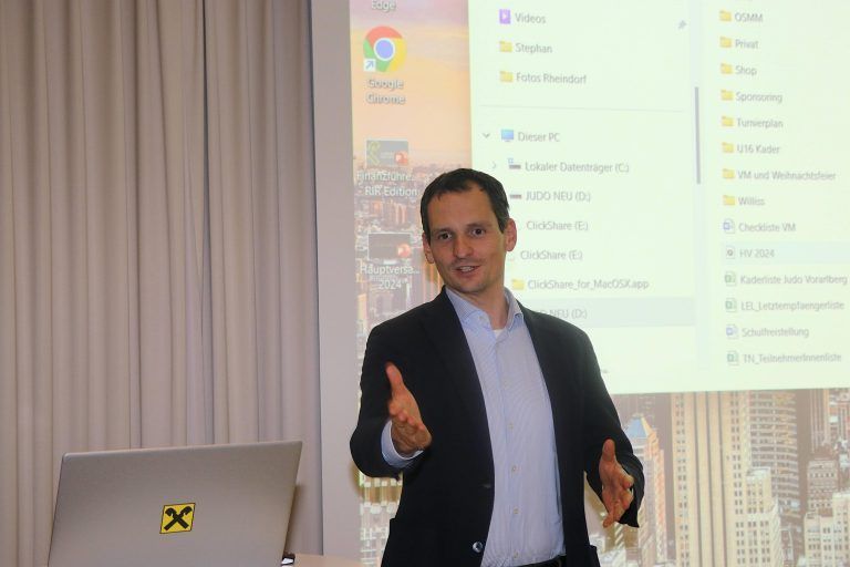 Ehrengast Vizebürgermeister Julian Fessler würdigt die Arbeit des Judoclubs. - Judoclub Dornbirn feiert sportliche Erfolge und personelle Veränderungen - JHV 2024 UJC Dornbirn