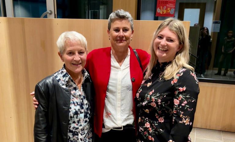 Marlies Wucher, Claudia Lang-Forcher und Teresa Eienbach führten erfolgreich Regie - Erfolgreiche Uraufführung des neuen Theaterstücks „Zur falschen Zeit – Biografie von Josef Anton King“ der Heimatbühne Möggers - Erfolgreiche Uraufführung des neuen Theaterstücks „Zur falschen Zeit – Biografie von Josef Anton King“ der Heimatbühne Möggers
