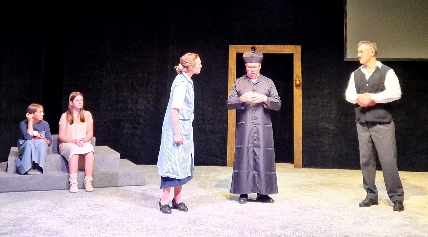 Bühnenbild aus dem Stück „Zur falschen Zeit – Biografie von Josef Anton King“ mit den Darstellern Heidi Bereuter, Amelie Müller, Tanja Schrötter, Adi Rädler und Manuel Wucher. - Erfolgreiche Uraufführung des neuen Theaterstücks „Zur falschen Zeit – Biografie von Josef Anton King“ der Heimatbühne Möggers - Erfolgreiche Uraufführung des neuen Theaterstücks „Zur falschen Zeit – Biografie von Josef Anton King“ der Heimatbühne Möggers