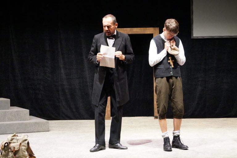 Professor (Walter Heine) mit Josef als jungem Mann (Elias Müller). - Erfolgreiche Uraufführung des neuen Theaterstücks „Zur falschen Zeit – Biografie von Josef Anton King“ der Heimatbühne Möggers - Erfolgreiche Uraufführung des neuen Theaterstücks „Zur falschen Zeit – Biografie von Josef Anton King“ der Heimatbühne Möggers