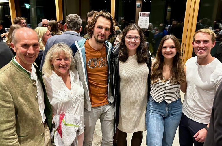 Premierenfeier nach der bewegenden Uraufführung des Theaterstücks „Zur falschen Zeit – Biografie von Josef Anton King“. Die Theaterbesucher waren berührt und begeistert. - Erfolgreiche Uraufführung des neuen Theaterstücks „Zur falschen Zeit – Biografie von Josef Anton King“ der Heimatbühne Möggers - Erfolgreiche Uraufführung des neuen Theaterstücks „Zur falschen Zeit – Biografie von Josef Anton King“ der Heimatbühne Möggers