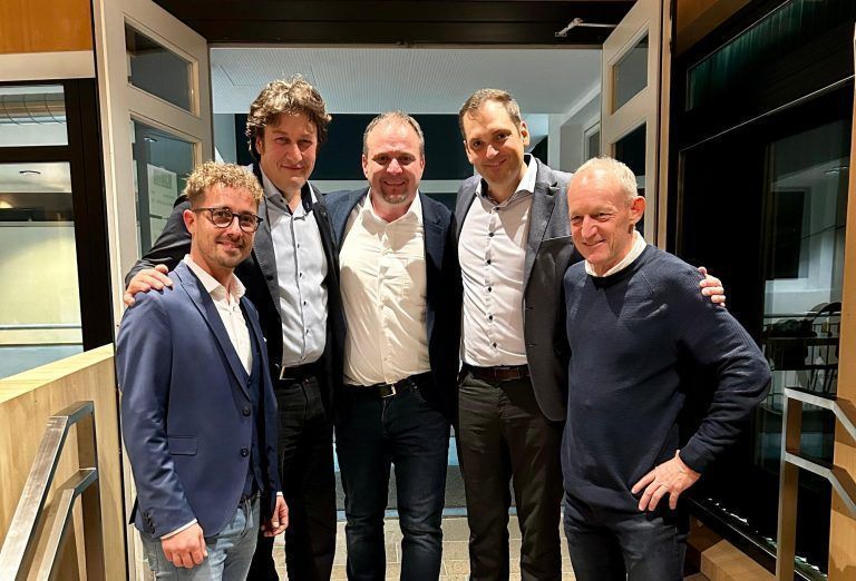 Unter den Besuchern auch Bgm. Lukas Greussing (Möggers), Bgm. Ulrich Pfanner (Scheidegg), Bgm. Nico Flachsenberger (Eichenberg), Bgm. Andreas Kresser (Hörbranz) und Vizebgm. Arno Rauch (Hohenweiler). - Erfolgreiche Uraufführung des neuen Theaterstücks „Zur falschen Zeit – Biografie von Josef Anton King“ der Heimatbühne Möggers - Erfolgreiche Uraufführung des neuen Theaterstücks „Zur falschen Zeit – Biografie von Josef Anton King“ der Heimatbühne Möggers
