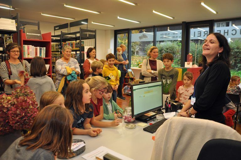 Die Kinder warteten gespannt auf die Verlosung beim Gewinnspiel. - Tag der offenen Tür Bücherei Oberdorf