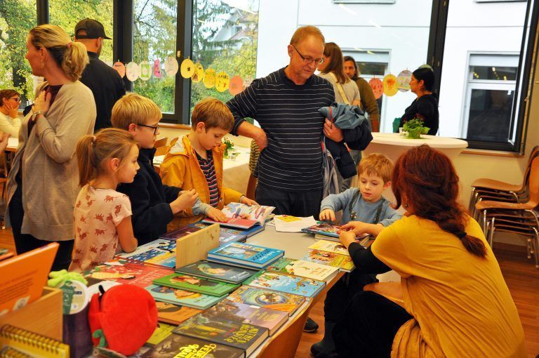 Die Gewinner der Verlosung konnten sich beim Rapunzel-Büchertisch ein Buch aussuchen. - Tag der offenen Tür Bücherei Oberdorf