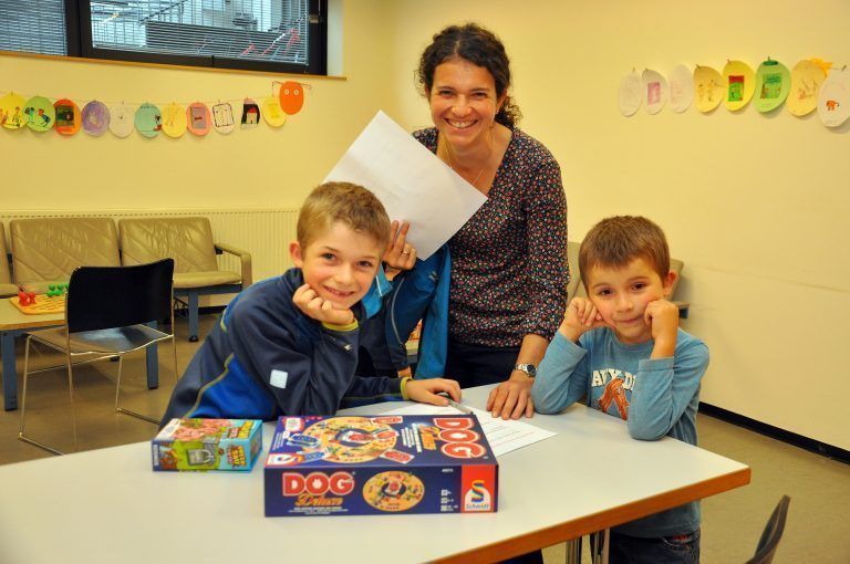An einem Spieletisch konnten die Besucher verschiedene Brettspiele ausprobieren. - Tag der offenen Tür Bücherei Oberdorf
