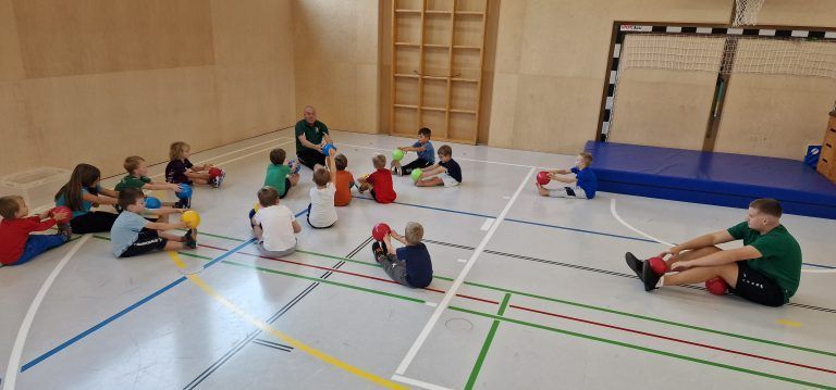 Jeden Freitag gibt es die grün-weiße Ballschule. - Sport und Spaß für die Kleinsten - Der Dornbirner SV bietet ein neues Betreuungsangebot für Kinder an.