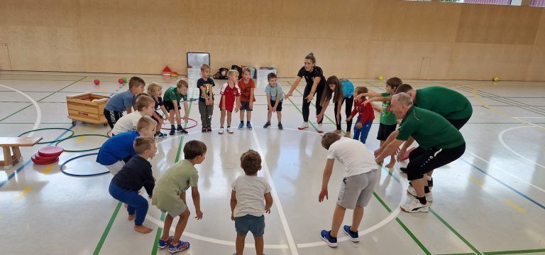 Vier engagierte Trainerinnen und Trainer bereuen die Kinder in der Ballschule. - Sport und Spaß für die Kleinsten - Der Dornbirner SV bietet ein neues Betreuungsangebot für Kinder an.