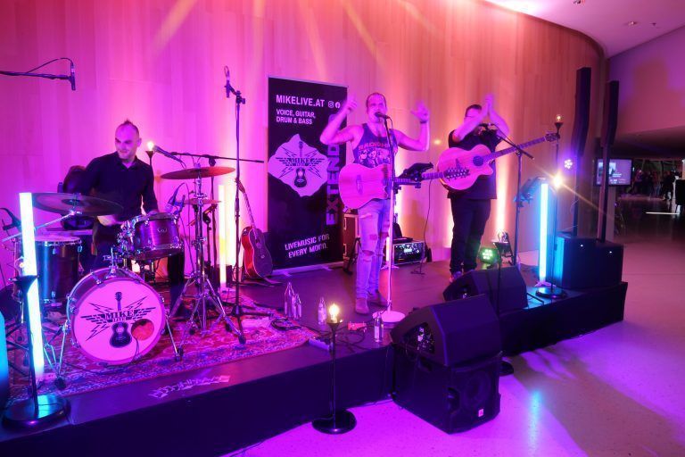 Bei „Mikelive“ feierten die Gäste im Foyer vom Montforthaus. - Der Rundklang machte die Innenstadt zur großen Live-Bühne. - Rundklang