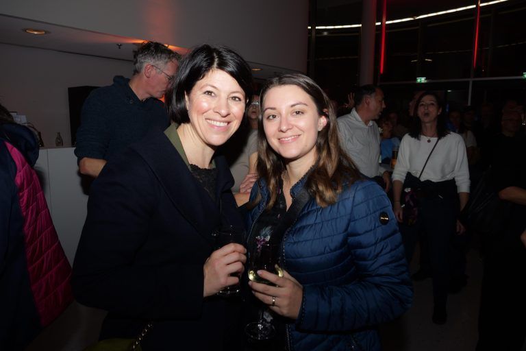 Lisa Maria und Nadine fieberten auf dem Rundklang mit. - Der Rundklang machte die Innenstadt zur großen Live-Bühne. - Rundklang