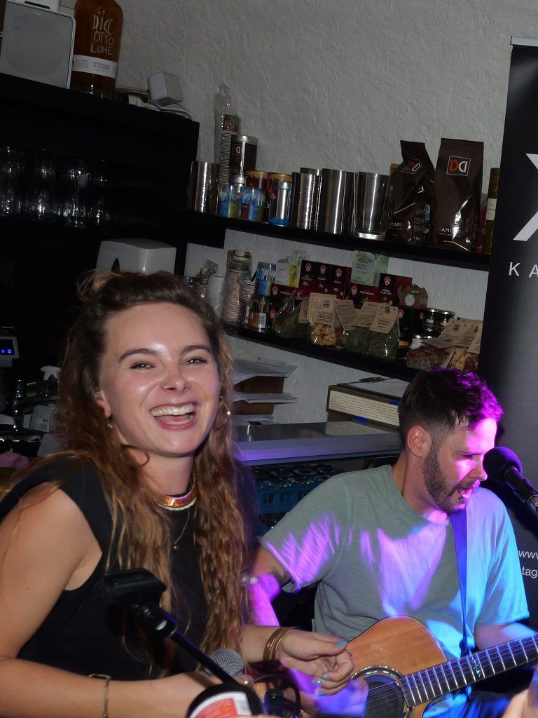 Das Duo begeisterte die Gäste in La Bottega Del Gusto. - Der Rundklang machte die Innenstadt zur großen Live-Bühne. - Rundklang