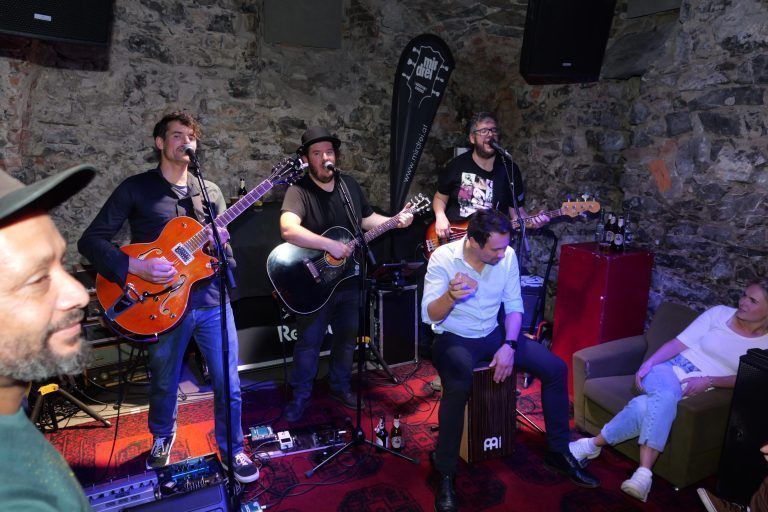 "Mir Drei" brachte die Stimmung im Kuche & Klub zum Beben. - Der Rundklang machte die Innenstadt zur großen Live-Bühne. - Rundklang